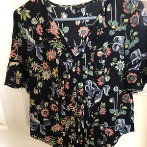 Flouncy feminine top